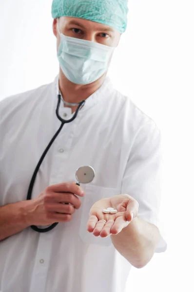 Pillole Giovane Medico Assistente Medico Con Maschera Facciale Immagine Ilustrazione — Foto Stock