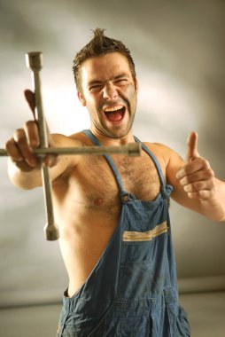 Haç makaralı bir oto tamircisi.