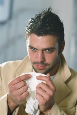 Mendilli hasta bir adam.