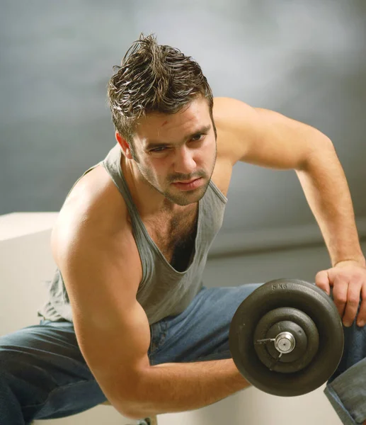 Strong Man Exercising Dumb Bell — Stockfoto