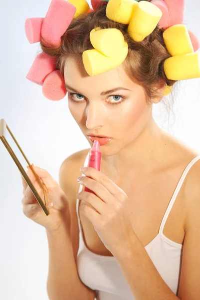 Una Mujer Con Crema Cosmética Rizador Pelo Fotos de stock libres de derechos