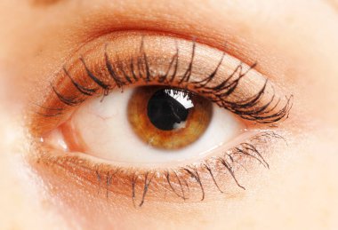 Genç bayanın açık gözü.