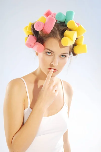 Una Giovane Donna Con Bigodini Testa — Foto Stock