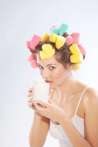 Young Woman Curlers Cup Tea — Stock Photo, Image