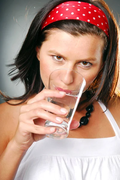 Een Jonge Vrouw Met Een Glas Water — Stockfoto