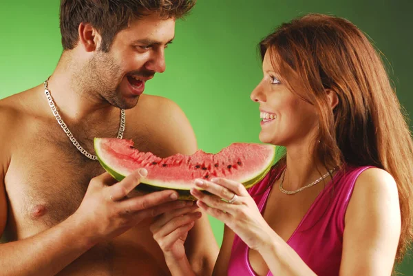Paar Mit Einer Wassermelone — Stockfoto