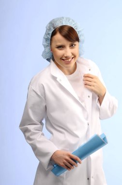 Genç bir kadının portresi, elinde bir rulo kağıtla yemek hikayesinde kontrolcü olarak çalışıyor.