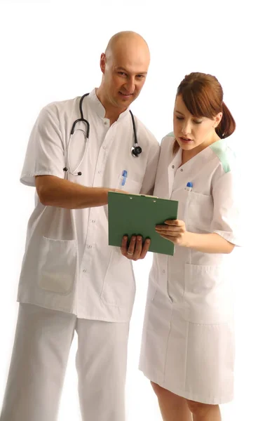 Dos Asistentes Médicos Leyendo Notas Sobre Paciente —  Fotos de Stock