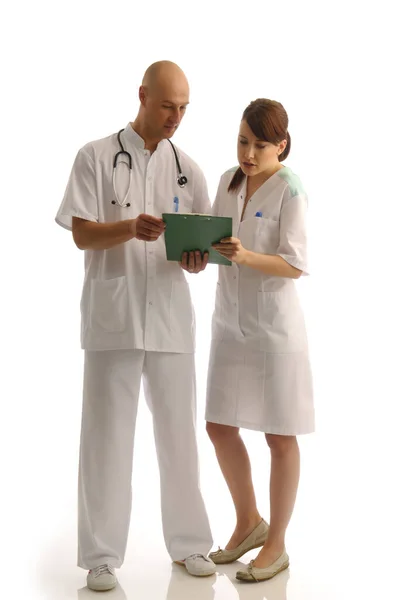 Dois Assistentes Médicos Lendo Anotações Sobre Paciente — Fotografia de Stock