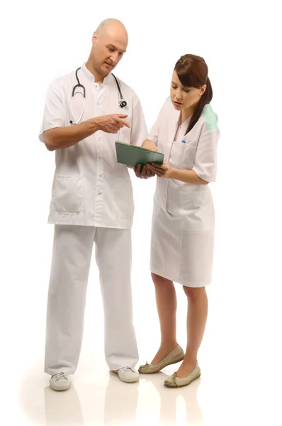 Due Assistenti Medici Che Consultano Note Sul Paziente — Foto Stock