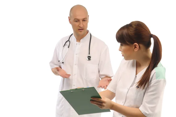 Два Медицинских Ассистента Обсуждают Записи Пациенте — стоковое фото