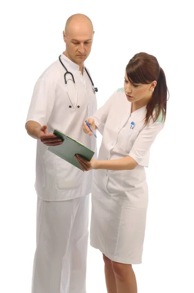 Due Assistenti Medici Discutono Note Sul Paziente — Foto Stock