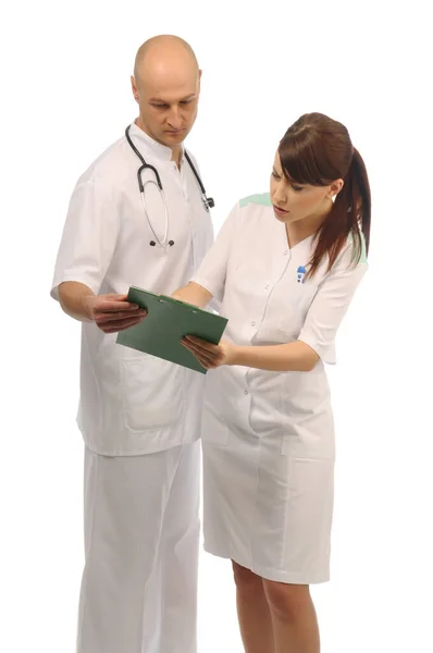 两名医疗助理正在阅读病人的病历 — 图库照片