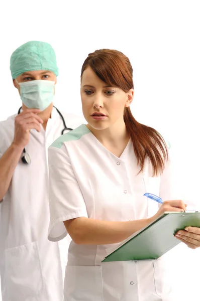 Doctor Con Gorra Máscara Dictando Notas Enfermera —  Fotos de Stock