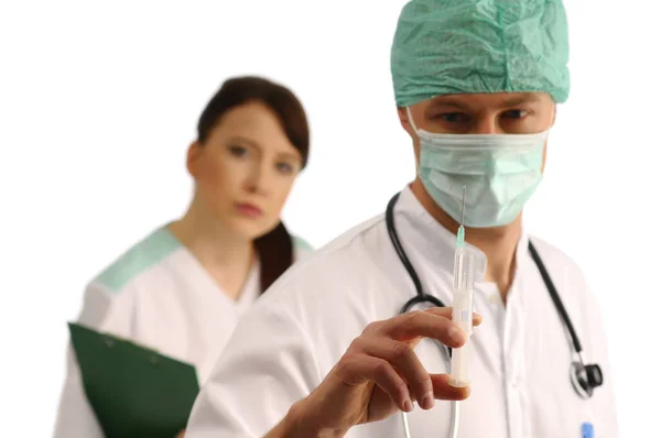 Dokter Masker Pet Met Stethoscoop Injectie Jonge Verpleegster Achter — Stockfoto