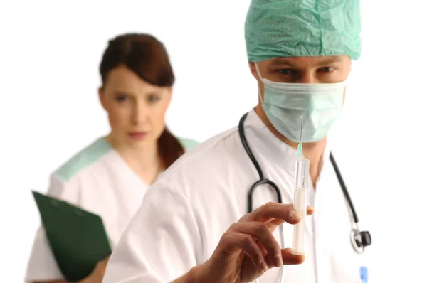 Läkare Mask Och Hatt Med Stetoskop Och Injektion Ung Sjuksköterska — Stockfoto