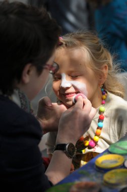 Yüz boyama - küçük kız yüzüne boyanmış beyaz kedi