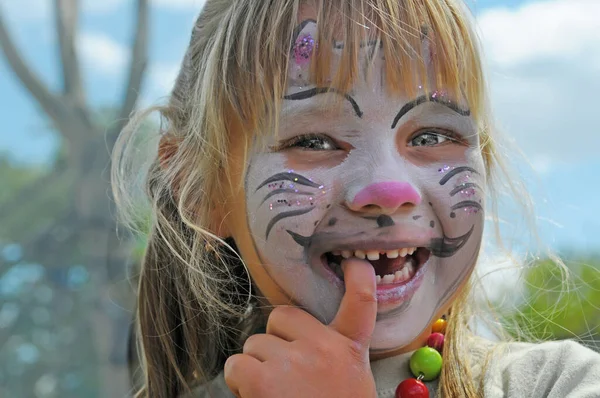 Pittura Facciale Gatto Bianco Dipinto Sul Viso Una Bambina — Foto Stock