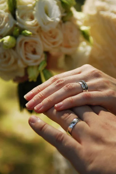 Recém Casados Segurando Alianças Casamento — Fotografia de Stock