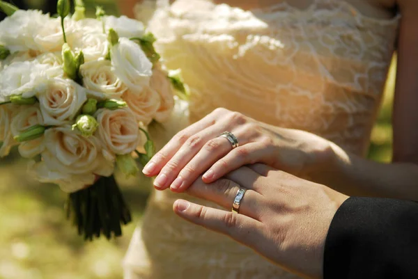 新婚夫婦が結婚指輪を持ってる — ストック写真