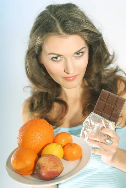 Een Vrouw Met Fruit Chocolade — Stockfoto