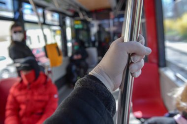 COVID 19 - Prag 'da toplu taşımacılıkta koruyucu eldivenler - koronavirüs koruması