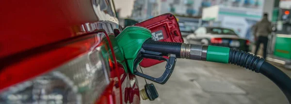 ガソリンスタンドのガソリンタンクに挿入された燃料ノズルでガソリン充填 パノラマやバナー画像 — ストック写真