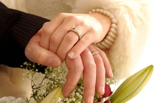 Mãos Recém Casados Com Anéis Casamento — Fotografia de Stock