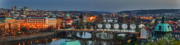 Pontes Sobre Rio Vltava Praga Noite Bandeira Panorama — Fotografia de Stock