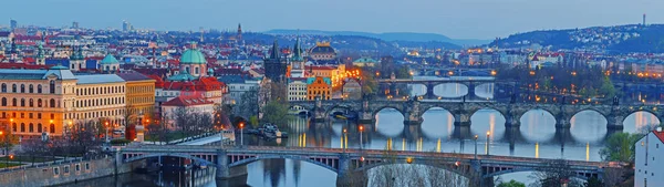 Pontes sobre o rio Vltava, Praga à noite — Fotografia de Stock