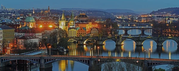 Vltava Nehri üzerindeki köprüler, Prag geceleri. — Stok fotoğraf