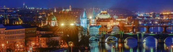 Vltava Nehri üzerindeki köprüler, Prag geceleri. — Stok fotoğraf