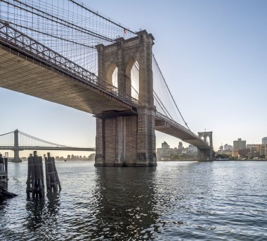 Sabahın erken saatlerinde Brooklyn Köprüsü
