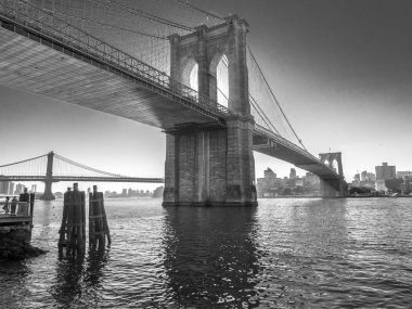 Sabahın erken saatlerinde Brooklyn Köprüsü