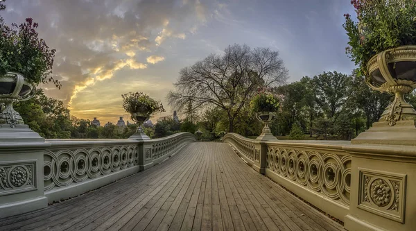 Bogenbrücke am frühen Morgen — Stockfoto