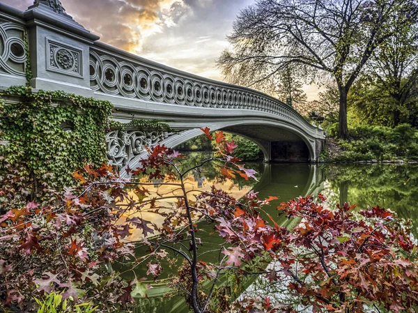 Bow bridge in early morning — Stock Photo, Image