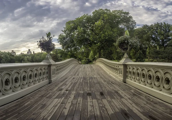 Bow bridge i sommar — Stockfoto