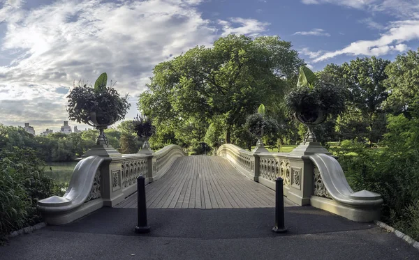 Łuk mostu w lecie — Zdjęcie stockowe