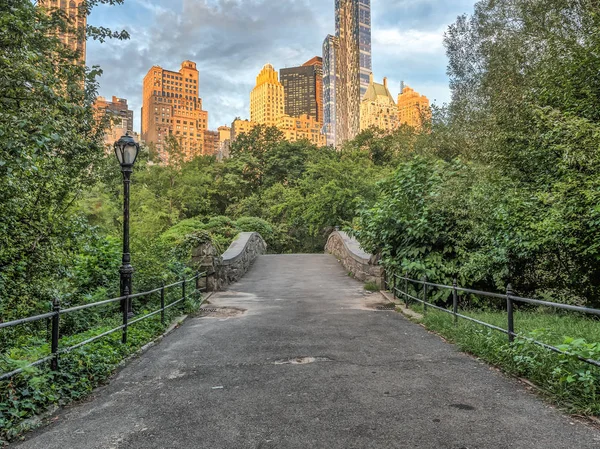 Gapstow bridge Central Park, New York City sommar — Stockfoto