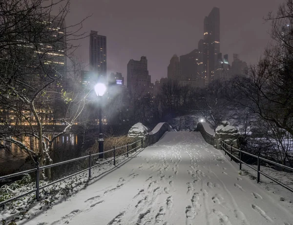 Gapstow central park, new york şehrinin gece köprü — Stok fotoğraf