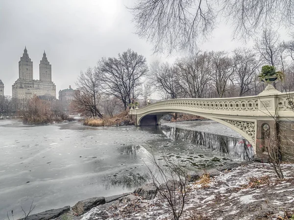 Bow bridge i vinter — Stockfoto