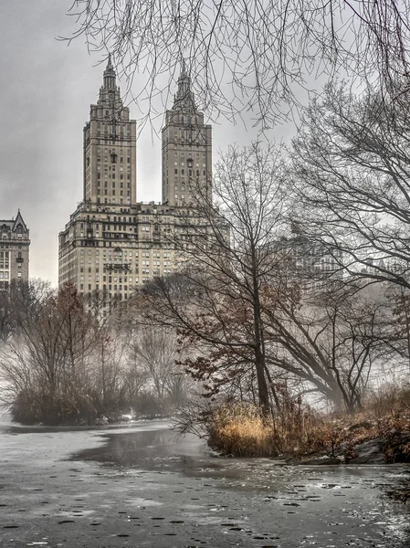 Central Park, Nueva York mañana brumosa — Foto de Stock