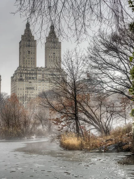 Central Park, New York City nebligen Morgen — Stockfoto