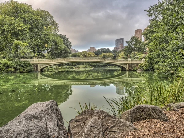 Bow bridge in summer — Stock Photo, Image