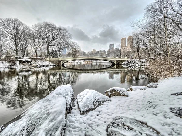 Bow brug Central Park boog brug na sneeuwstorm — Stockfoto
