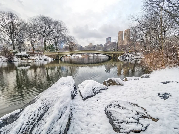 Bow bridge Central Park bow bridge efter snöstorm — Stockfoto