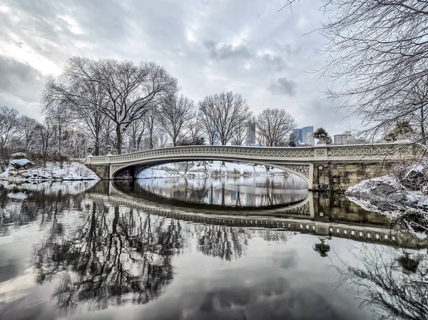Ponte di prua Ponte di prua Central Park dopo la tempesta di neve — Foto Stock