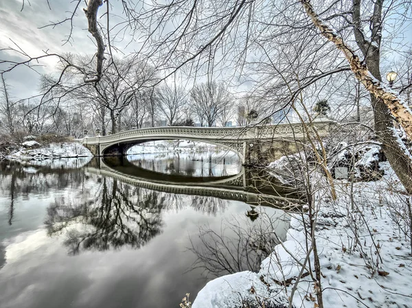 Klanět se Central Park luk most po sněhové bouři — Stock fotografie