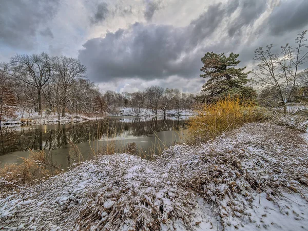 Vid sjön efter snöstorm — Stockfoto