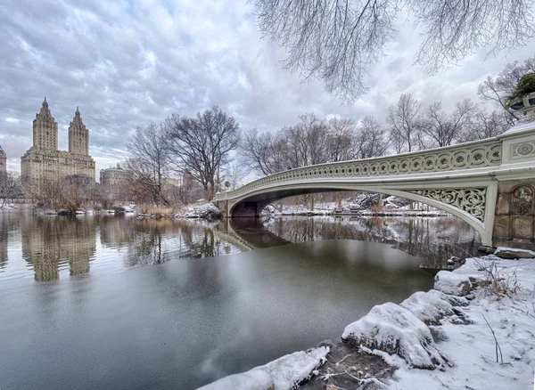 Klanět se Central Park luk most po sněhové bouři — Stock fotografie